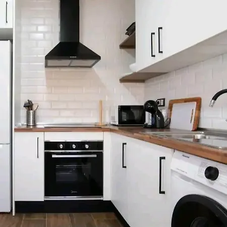 Apartment Stylish And Spacious -4 Minutes Walk To *