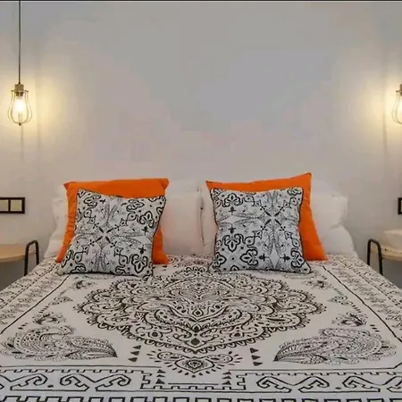 Stylish And Spacious -4 Minutes Walk To Apartment *