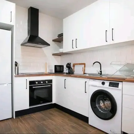 Apartment Stylish And Spacious -4 Minutes Walk To *