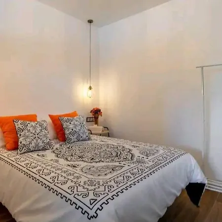 Stylish And Spacious -4 Minutes Walk To Apartment *