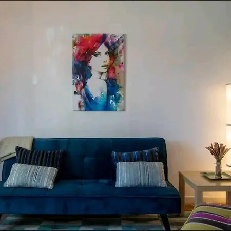 Stylish And Spacious -4 Minutes Walk To