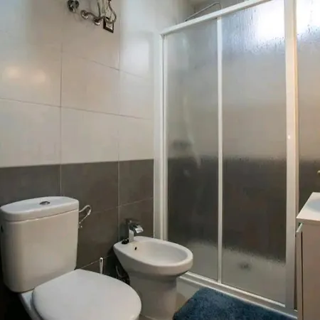 Apartment Stylish And Spacious -4 Minutes Walk To